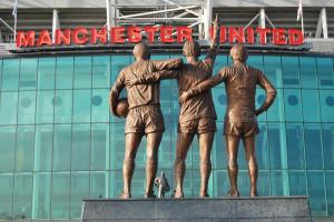 Monumento en homenaje a Bobby Charlton, George Best y Denis Law en Old Trafford